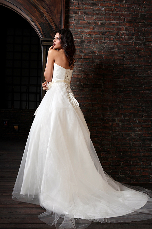Sweetheart Tulle Wedding Ball Gown with Brush Train - Click Image to Close